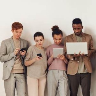 Senhores das telas - como resgatar a autonomia em tempos de excesso de estímulos e validação digital